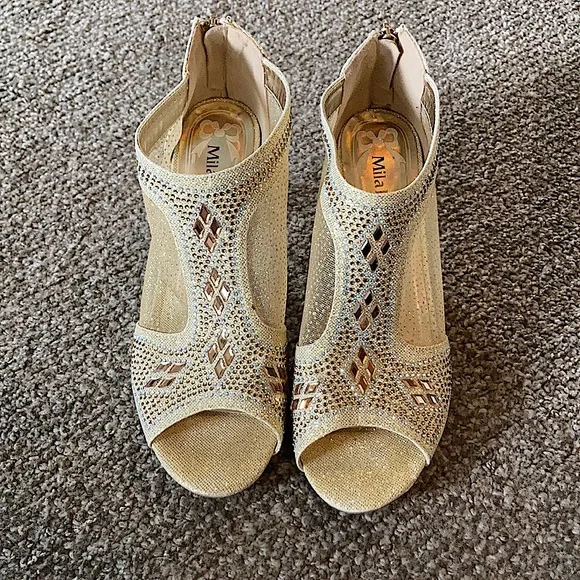 Women’s Gold Heel Shoe - Picture 2 of 12